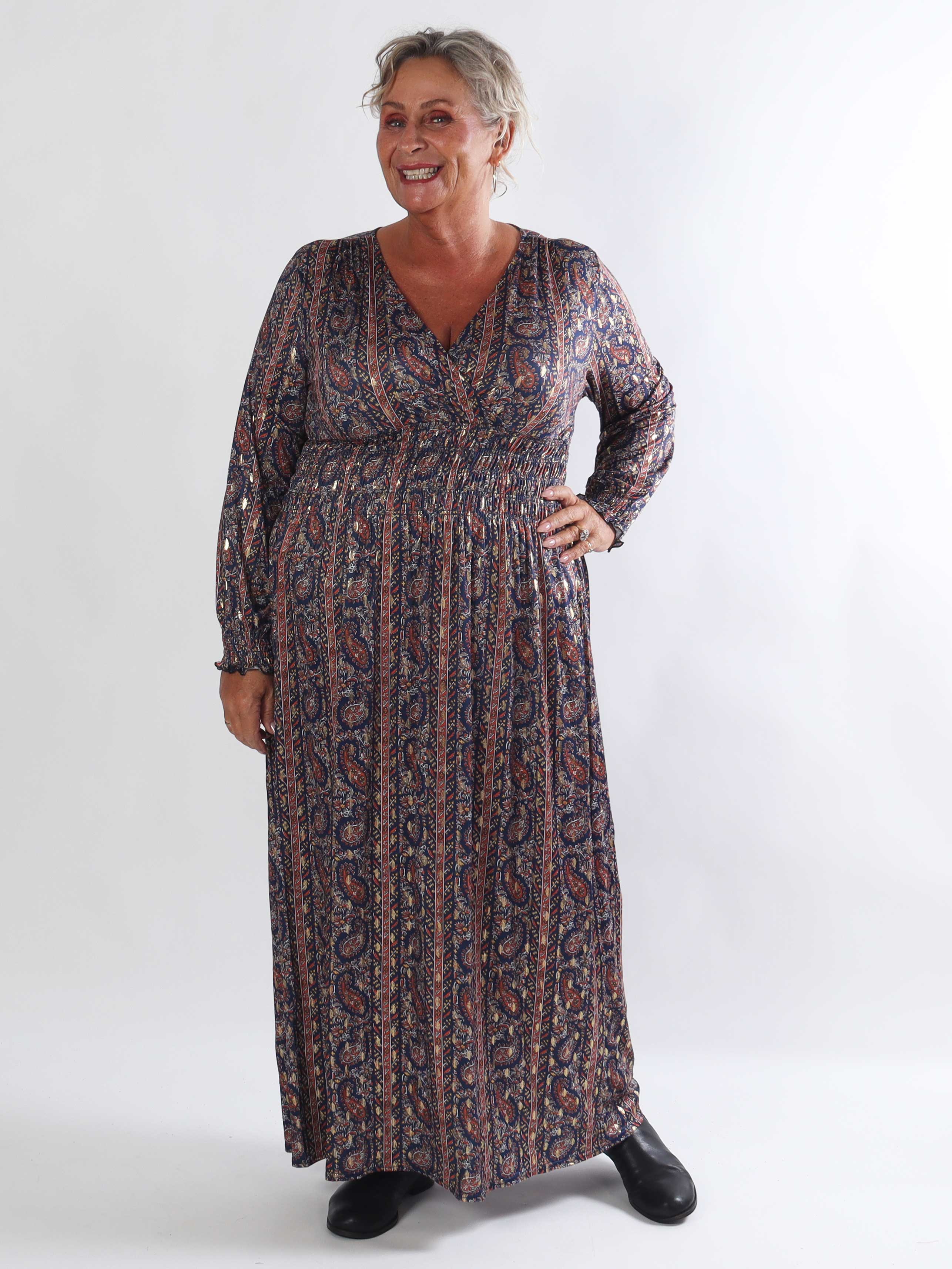 Pams Tapestry L/S - Plus size kjole med farverigt paisleyprint og elegante gulddetaljer